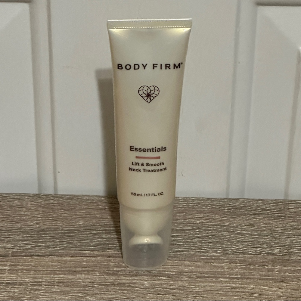 Body Firm Essentials Lift & Smooth‎ Neck Treatment - Cream